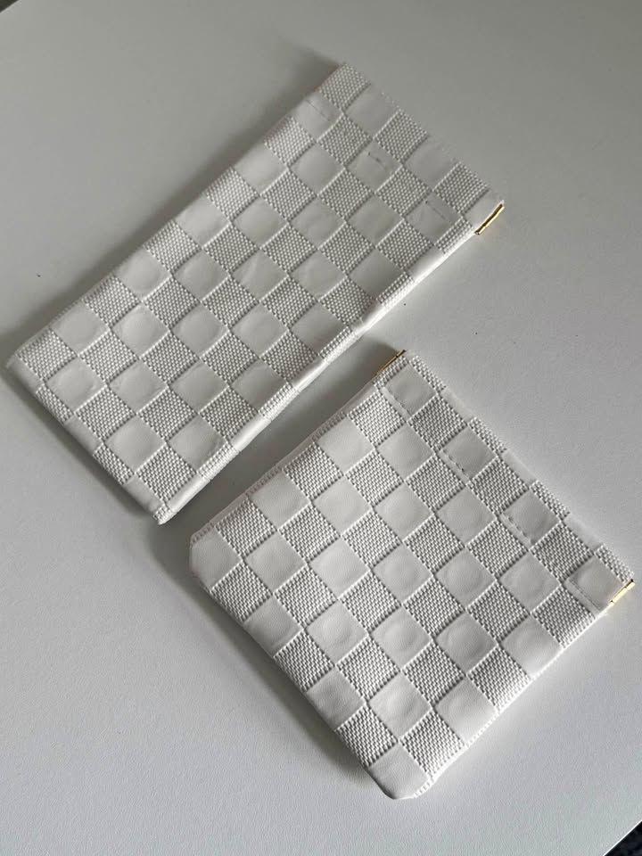 Dos neceseres de cuadros blancos para accesorios, monedas y más