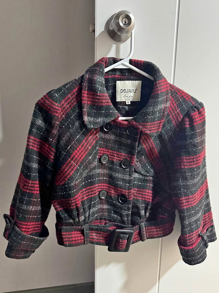 Abrigo crop de cuadros rojo y negro talla S/M