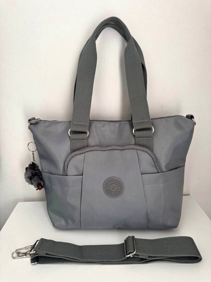 Bolso kipling gris espacioso para viaje y deporte