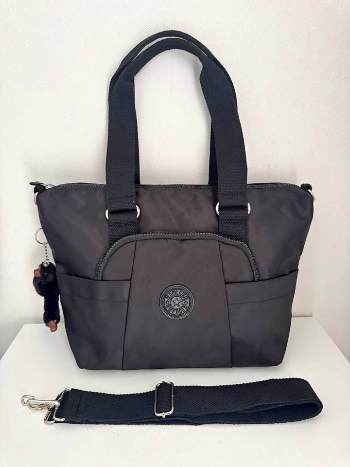 Bolso kipling negro espacioso para viaje y deporte